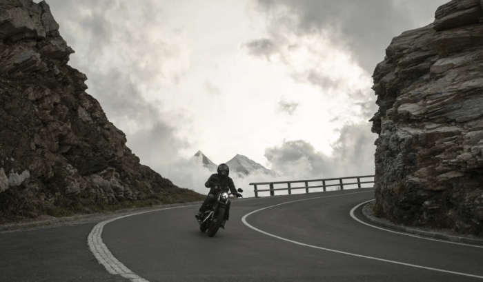 Wait, y una pareja en la lluvia